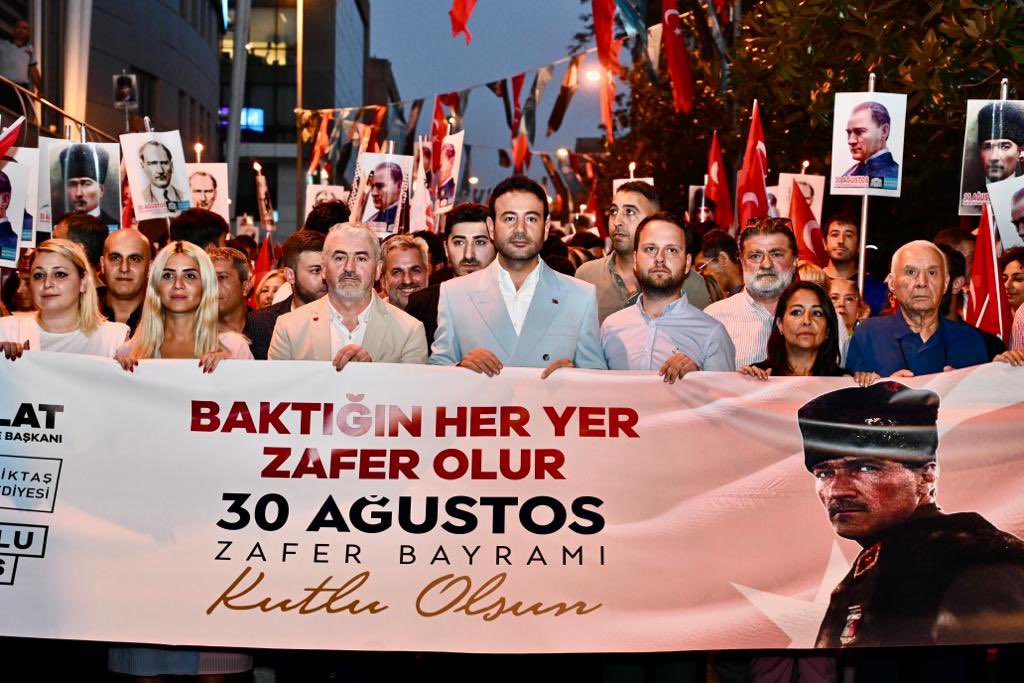 30 Ağustos Zafer Bayramımız kapsamında gerçekleştirdiğimiz Fener Alayı ile tüm komşularımızla birlikte Cüneyt Arkın Sanatçılar Parkımıza kadar yürüdük.