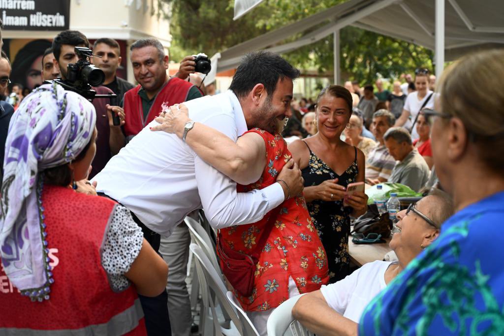 İlçemizdeki siyasi parti temsilcilerinin katılımıyla Beşiktaş Cemevi’nde vatandaşlarımıza bereketin sembolü aşure lokması dağıttık, paylaşmanın güzelliğini birlikte yaşadık.