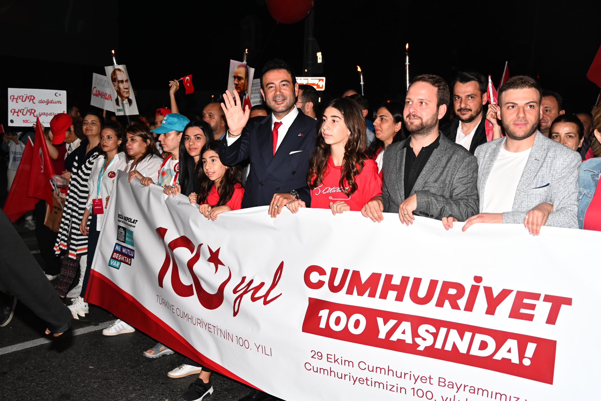 Cumhuriyetimizin 100. yılında Dolmabahçe Sarayı'ndan Ortaköy Meydanı’na geleneksel fener alayı yürüyüşümüzü tarihi bir katılımla, on binlerce yurttaşımızla gerçekleştirdik.