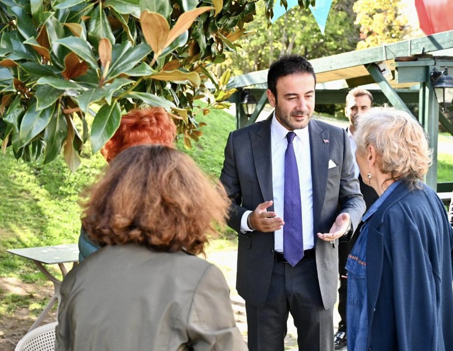 Tüm komşularıma günaydın. Beşiktaş'ta saygıdeğer yaş almış komşularımız ve çocuklarımız her zaman bizim için önceliklidir.
